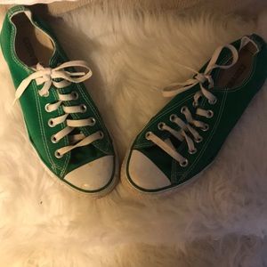 Kelly green Converse